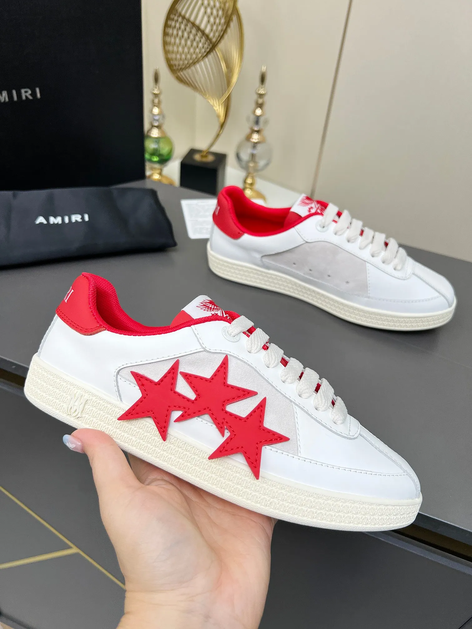Men's Men's Shoes 💰580 Bone Shoes · AMIRI Skel-Top AMIRI 🔥 launches a new "ThePacific" series of low-top casual sports moral training shoes in the early spring of 2025. This iconic shoe covers men's and women's shoes, drawing inspiration from the brand's classic sports style and elegantly integrating West Coast style. "The Pacific" contrasting five-pointed star series is rooted in Amiri's unique California genes, showing the freedom and leisure atmosphere of the West Coast. This series launches two styles that incorporate the brand's iconic elements: the leather version is made of pure white leather with a same-color sole, and is embellished with star patterns on the side of the shoe, just like the bright starry sky of California. The black and ocean blue colors are shared by men and women, and there is also a red star model exclusive for men and a light pink star model exclusive for women. The suede model is decorated with the brand's classic bone pattern on the side of the shoe. The rubber sole and suede fabric complement each other. The color scheme covers black, chocolate and sand, and is suitable for both men and women. Made of imported cowhide and decorated with bone pieces on the sides of the upper, it is novel and unique and has a good three-dimensional effect! High-density breathable mesh lining + original molded TPU outsole 🙏 Recommended by celebrities, bloggers and internet celebrities, 🚵🏻 an indispensable item for shopping, partying and traveling. One of the most unmissable sneakers in 2025 ✦Color: 10 colors available ✦Size: Women’s size 35--40, ✦Size: Men’s size 39--45,